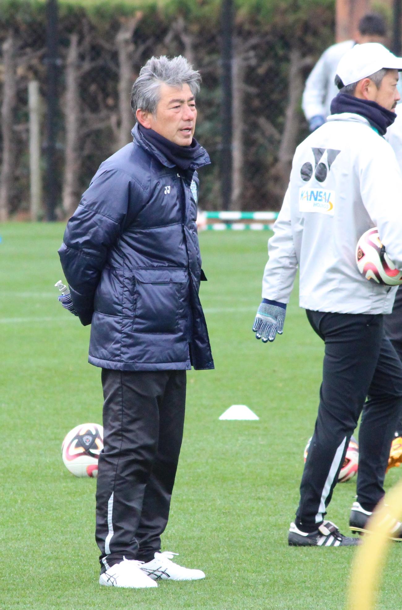 練習を見つめる福岡・長谷部茂利監督（撮影・菊川光一）
