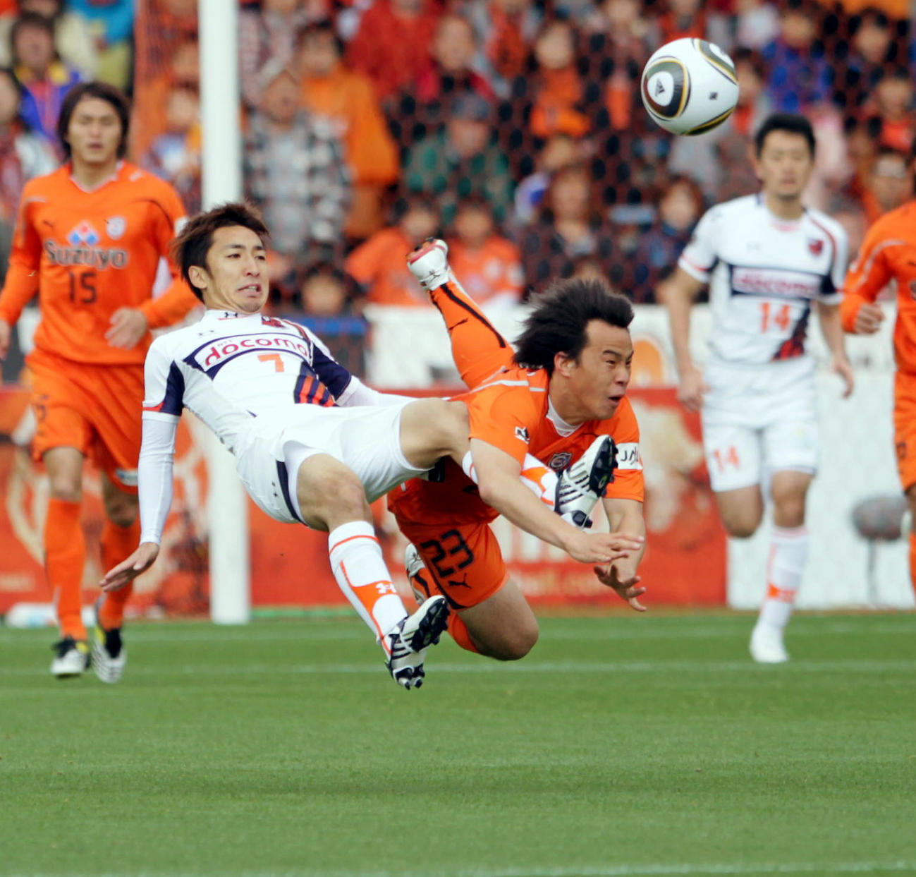 清水対大宮　前半、大宮MF内田智也（左）と競り合うFW岡崎慎司（2010年4月24日）
