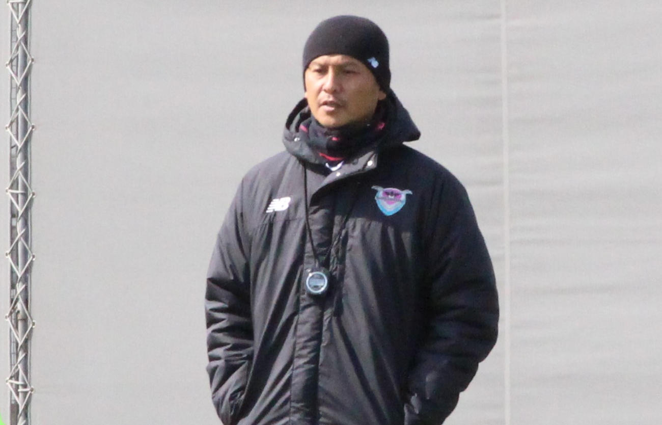 練習を見つめる鳥栖・川井健太監督（撮影・菊川光一）