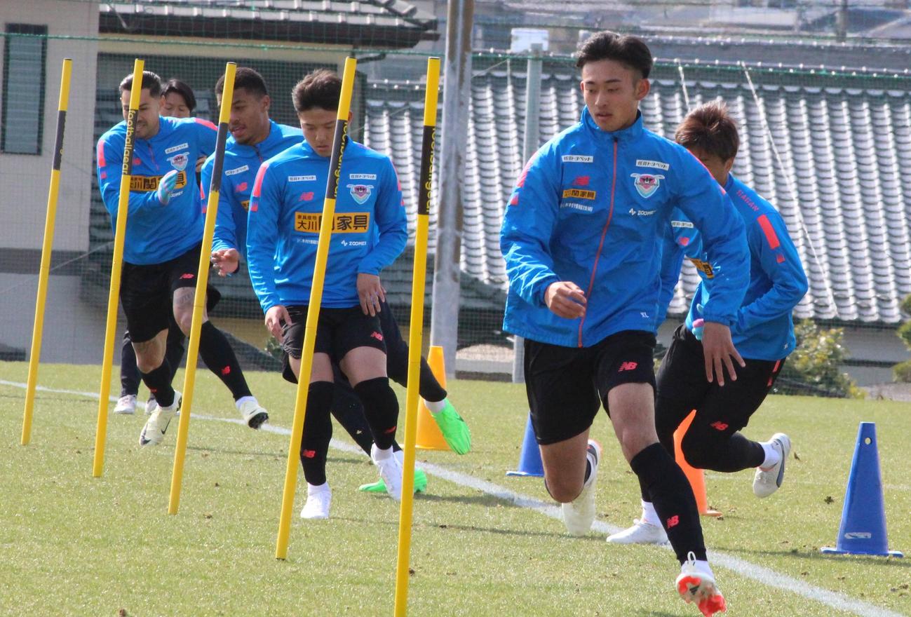 練習に励む鳥栖の選手たち（撮影・菊川光一）