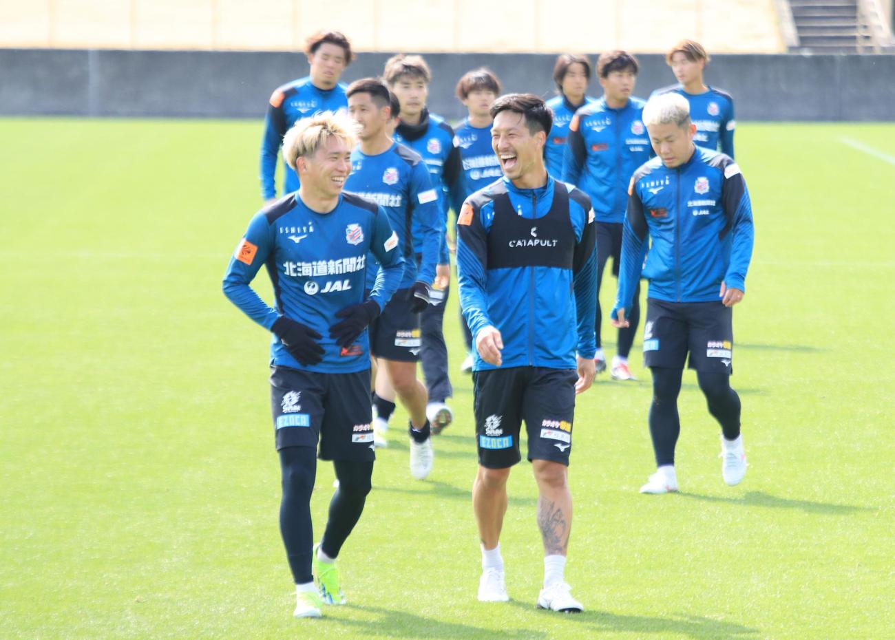 練習を終え、談笑する札幌浅野（左）と小林（撮影・保坂果那）