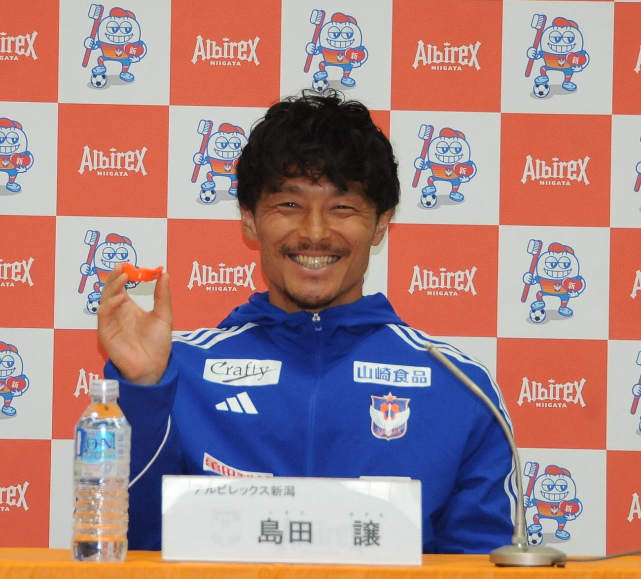 スポーツ用マウスピースを手に笑顔を見せる島田
