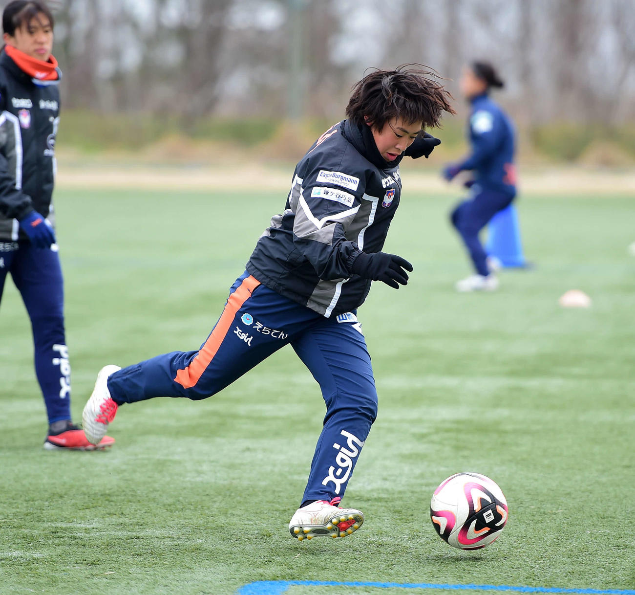 パスを出す新潟レディース児野