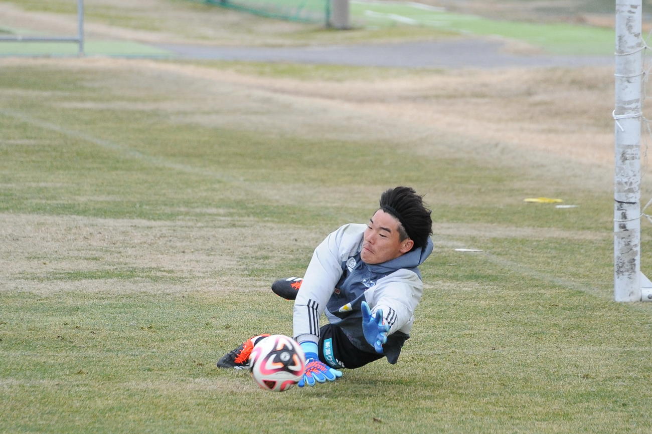 シュートに飛びつく小島（27日撮影）