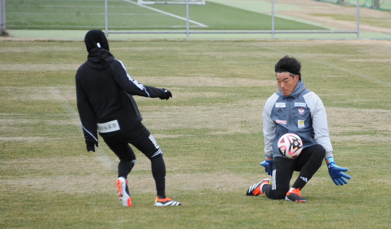 1対1のシュートを防ぐ小島（27日撮影）