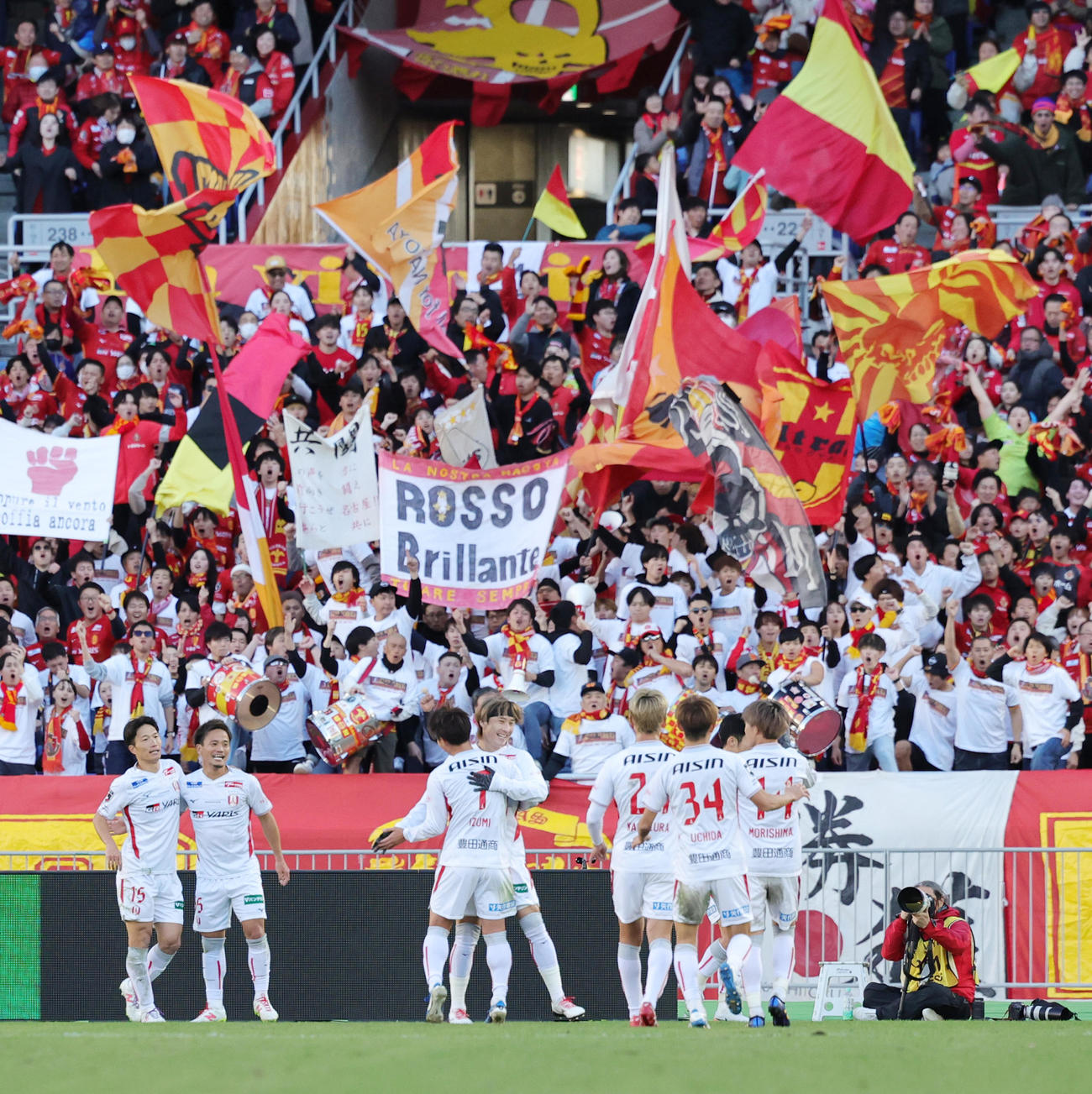 横浜対名古屋　後半、ゴールを決め喜ぶ名古屋山岸（中央）（撮影・野上伸悟）