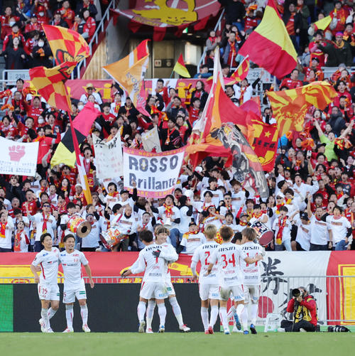 横浜対名古屋　後半、ゴールを決め喜ぶ名古屋山岸（中央）（撮影・野上伸悟）