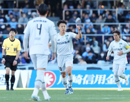 川崎F対福岡　後半、ゴールを決めサムズアップする福岡松岡（撮影・宮地輝）