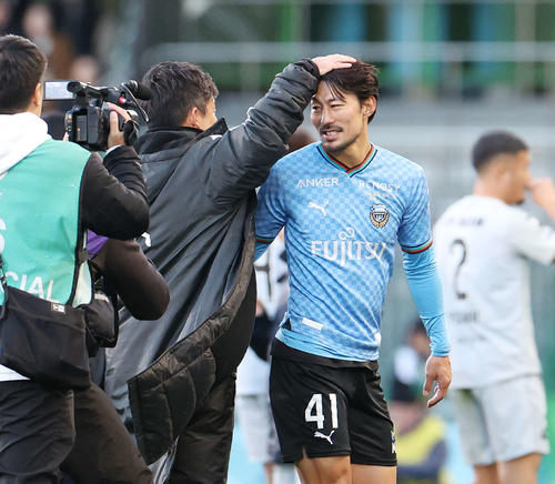 川崎F対福岡　勝利し川崎F鬼木監督（左）に頭をなでられる家長（撮影・宮地輝）