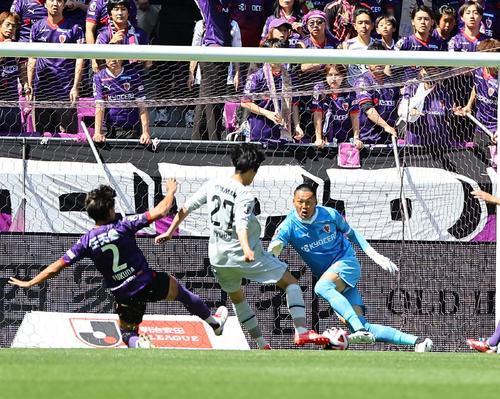 前半、先制ゴールを決める横浜M・ナム・テヒ（左端）(共同)