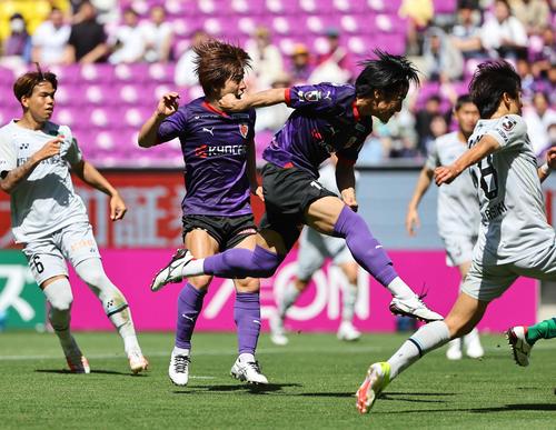 前半、先制ゴールを決め喜ぶ横浜M・ナム・テヒ（左）(共同)