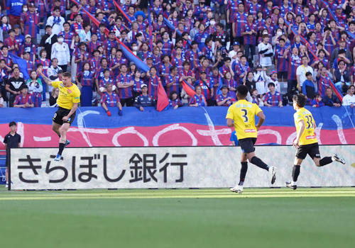 東京対横浜　後半、ゴールを決め喜ぶ東京長友(左から3人目)(撮影・井上学)