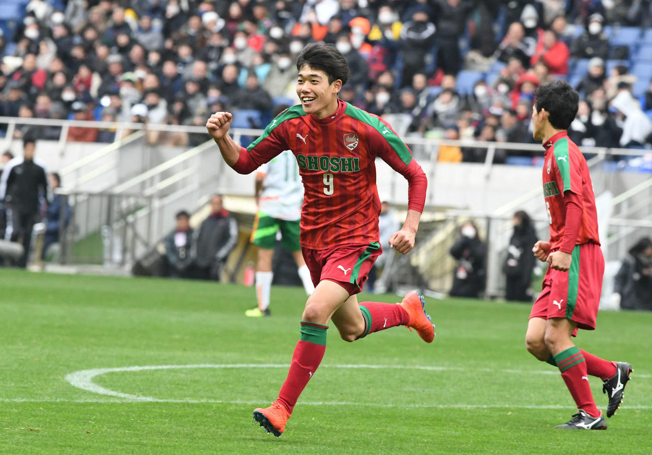 19年1月12日、埼玉スタジアムの高校サッカー準決勝　尚志対青森山田　後半、2点目を決めて笑顔の尚志FW染野