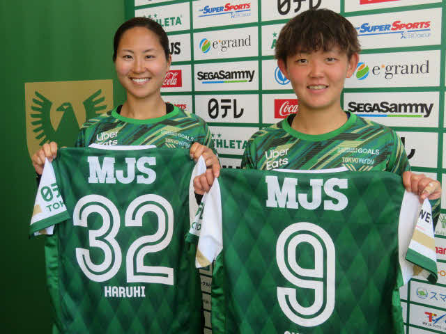 新加入したFW鈴木陽（はるひ、左）とFW神谷千菜