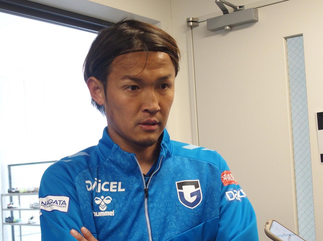 非公開練習後に取材対応するG大阪FW宇佐美貴史（撮影・永田淳）