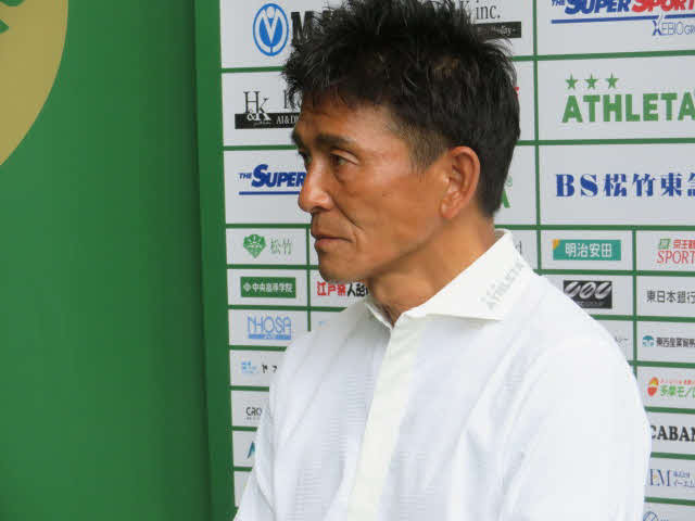 浦和戦に向けて会見する東京V城福浩監督