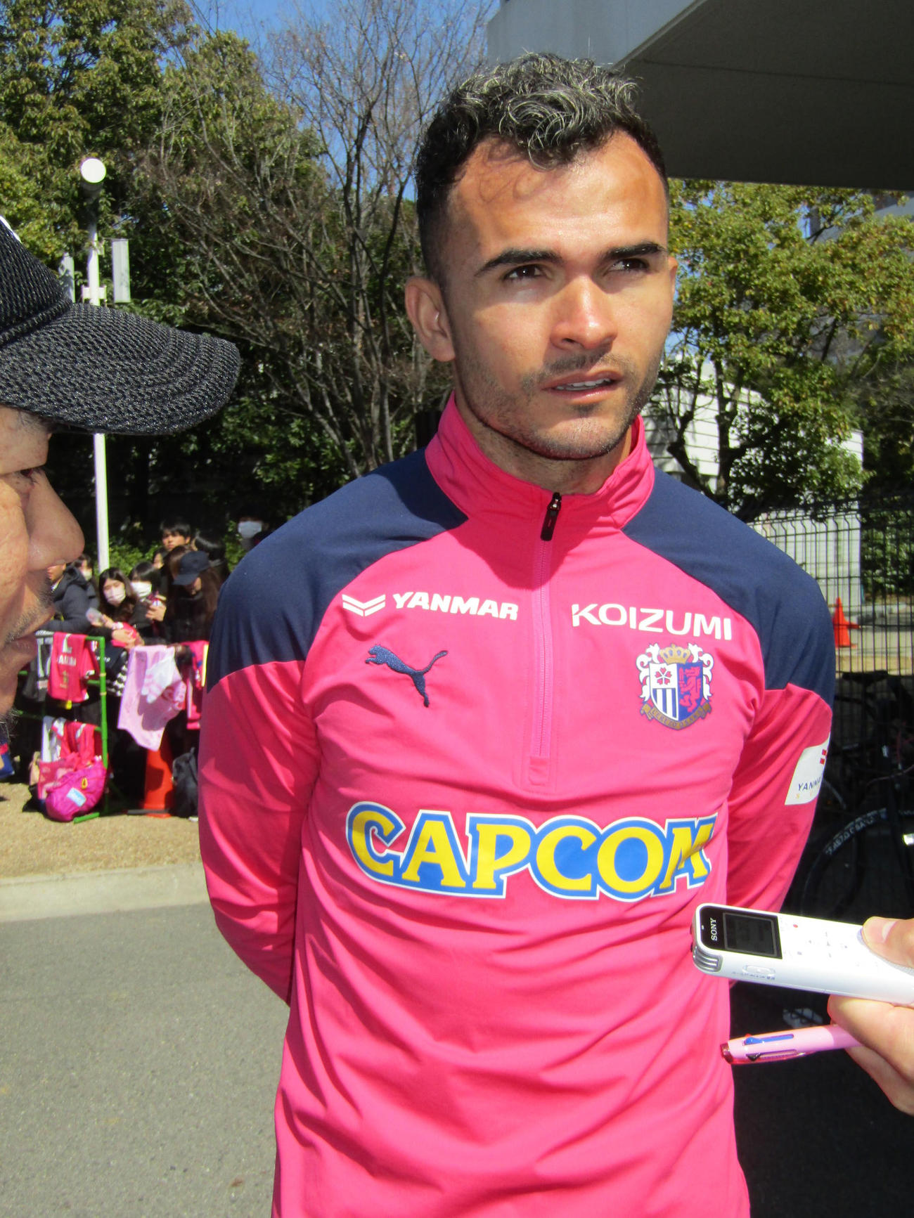 取材に応じるC大阪MFルーカス・フェルナンデス（2024年2月28日撮影）