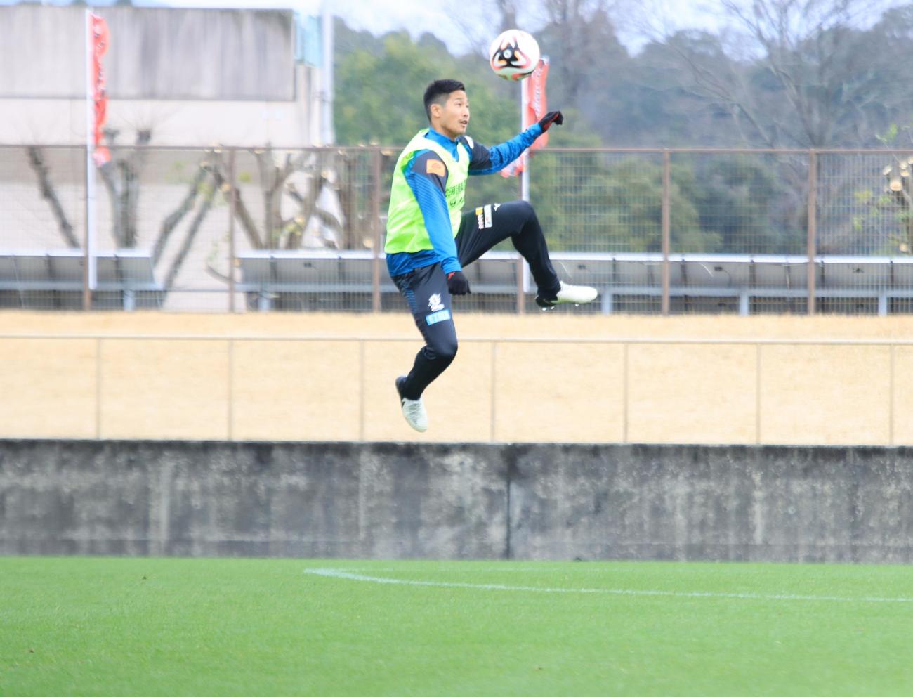 練習中にジャンピングトラップする札幌青木（撮影・保坂果那）