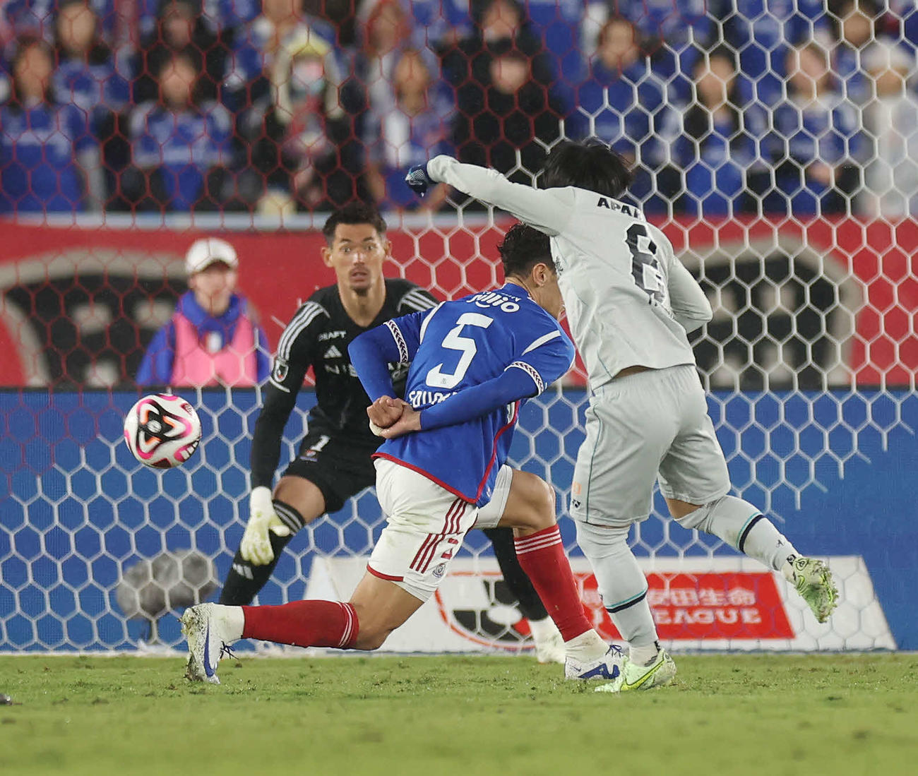 横浜対福岡　後半、ゴールを決める福岡紺野（右）（撮影・宮地輝）