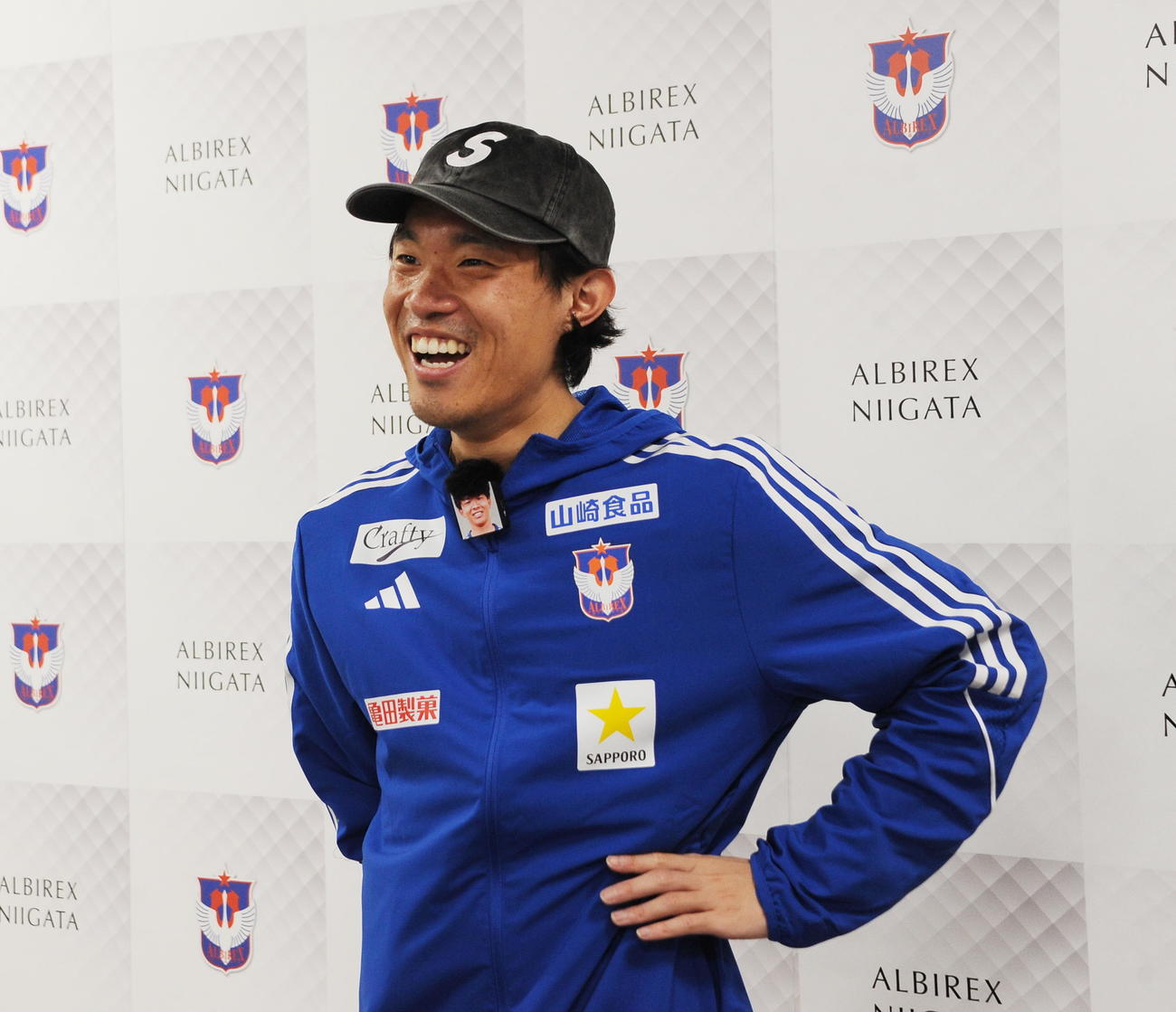 結婚発表から一夜明け、囲み取材で笑顔を見せる長谷川巧