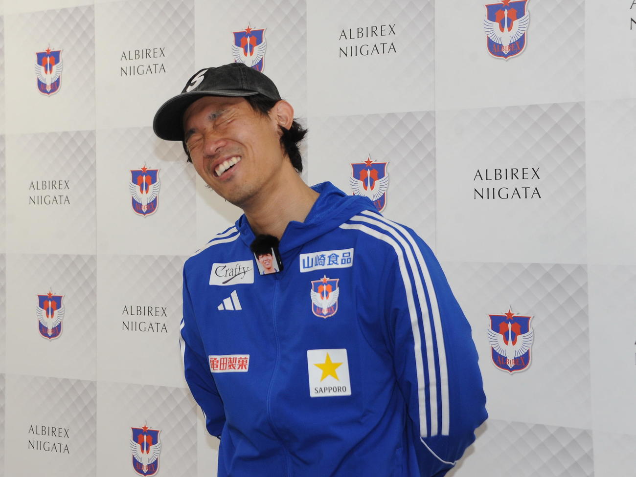 結婚発表から一夜明け、笑顔で取材に応じる長谷川巧