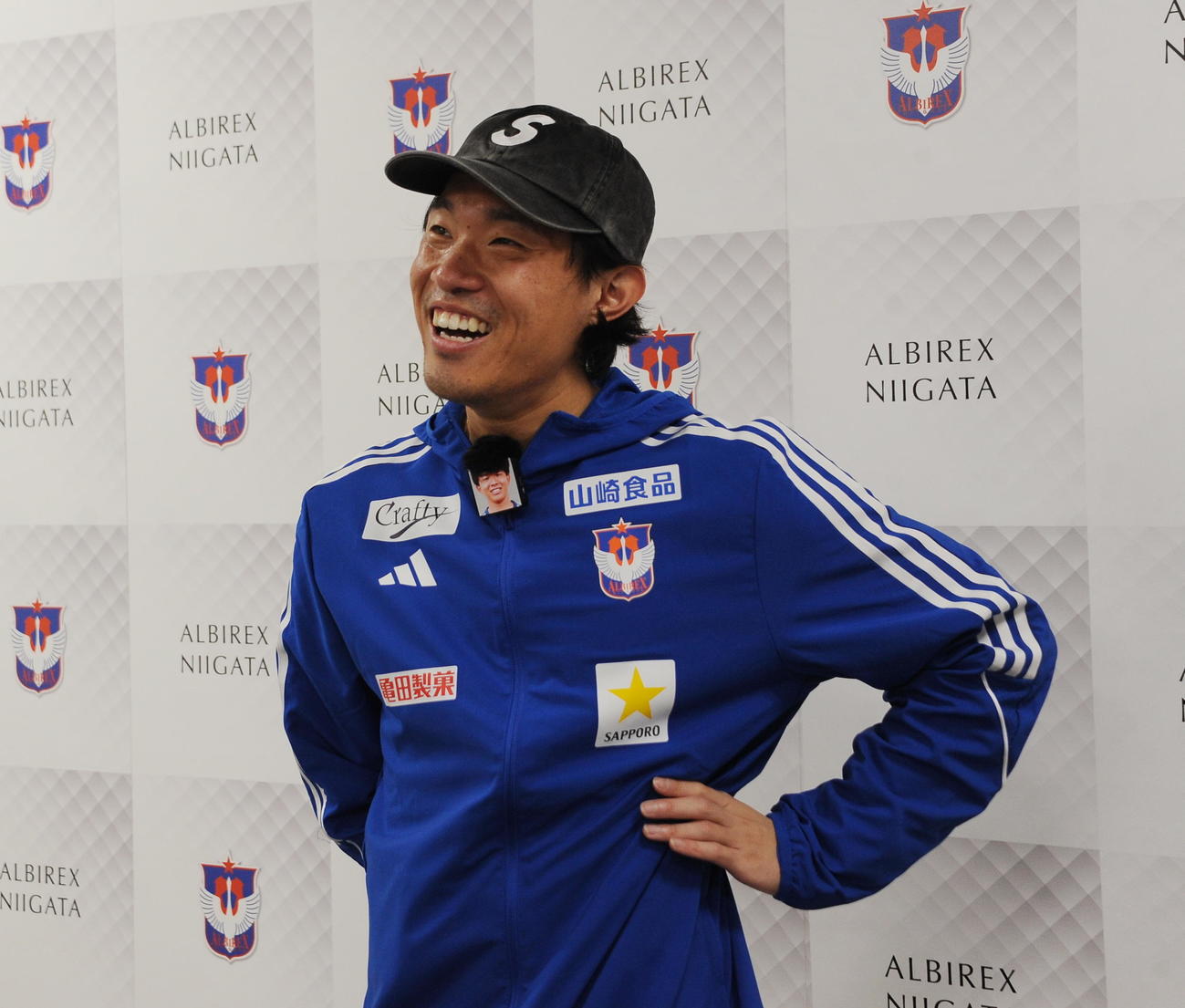 結婚発表から一夜明け、笑顔で取材に応じる長谷川巧