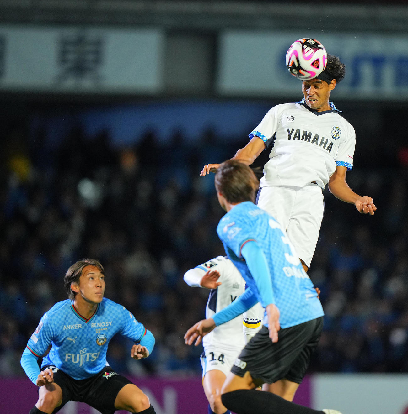 川崎F対磐田　前半、クロスにヘディングで合わせゴールを決める磐田ジャーメイン（右）（撮影・垰建太）