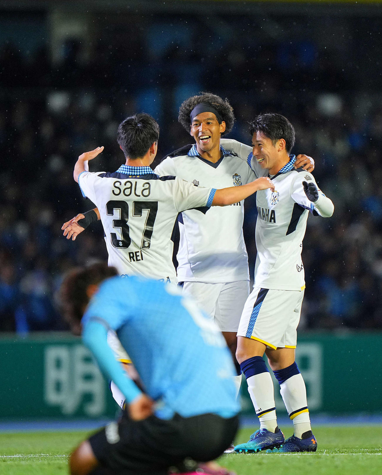 川崎F対磐田　前半、自身2点目のゴールを決め喜ぶ磐田ジャーメイン（中央）（撮影・垰建太）