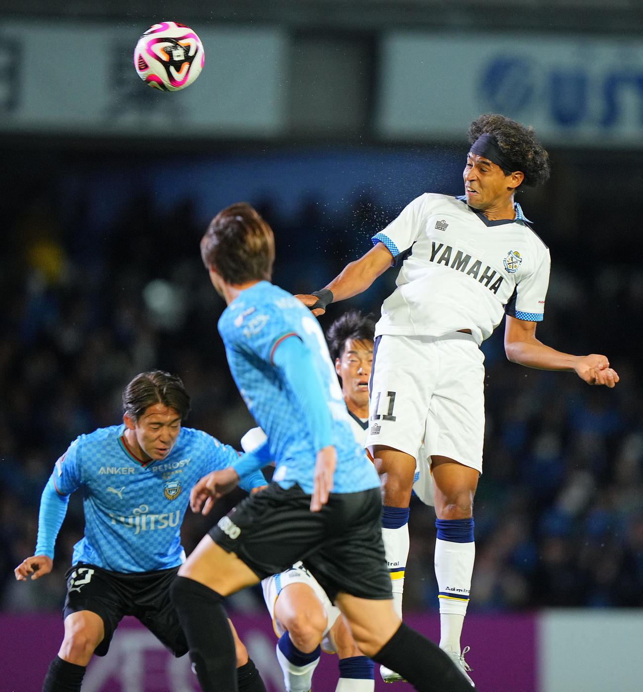 川崎F対磐田　前半、クロスにヘディングで合わせゴールを決める磐田ジャーメイン（右）（撮影・垰建太）