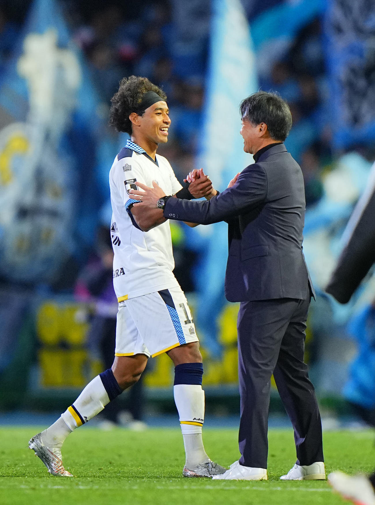 川崎F対磐田　川崎Fに勝利し4得点の磐田のジャーメイン（左）は横内監督と笑顔で握手を交わす（撮影・垰建太）