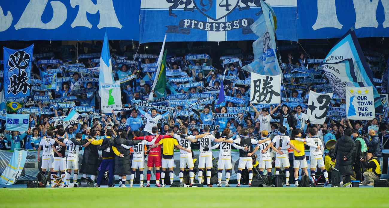 川崎F対磐田　川崎Fに勝利しサポーターと喜び合う磐田の選手たち（撮影・垰建太）