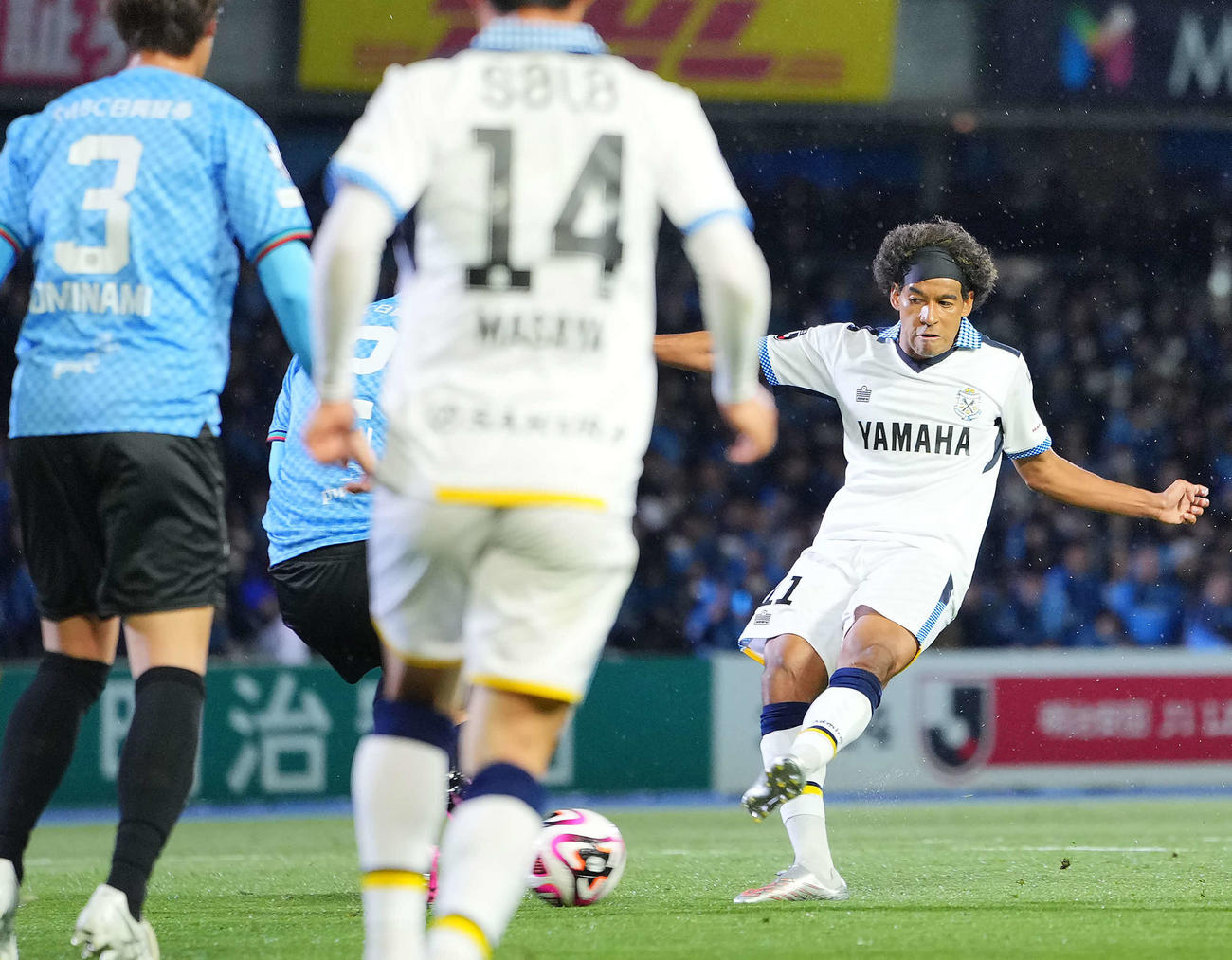 川崎F対磐田　前半、グラウンダーのクロスに左足で合わせ自身2点目のゴールを決めるジャーメイン（右）（撮影・垰建太）