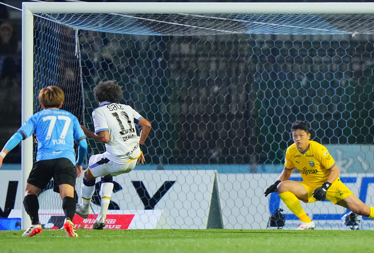 川崎F対磐田　後半、PKでハットトリックを決める磐田ジャーメイン（撮影・垰建太）