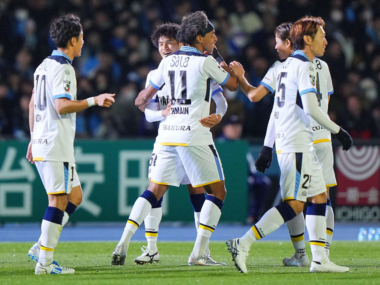 川崎F対磐田　前半、先制ゴールを決めジャーメイン（中央右）と喜び合う磐田植村（同左）（撮影・垰建太）