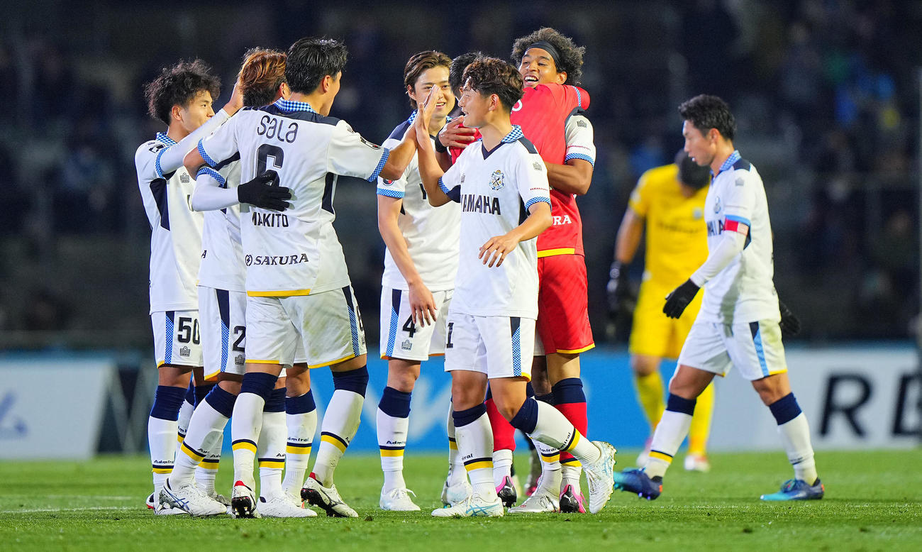 川崎F対磐田　川崎Fに勝利し喜び合うジャーメイン（右から2人目）ら磐田の選手たち（撮影・垰建太）