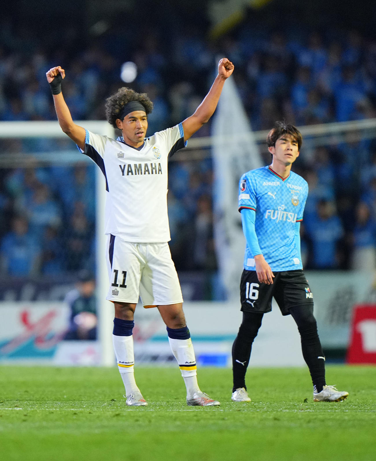 川崎F対磐田　川崎Fに勝利の瞬間ガッツポーズする磐田ジャーメイン（左）（撮影・垰建太）