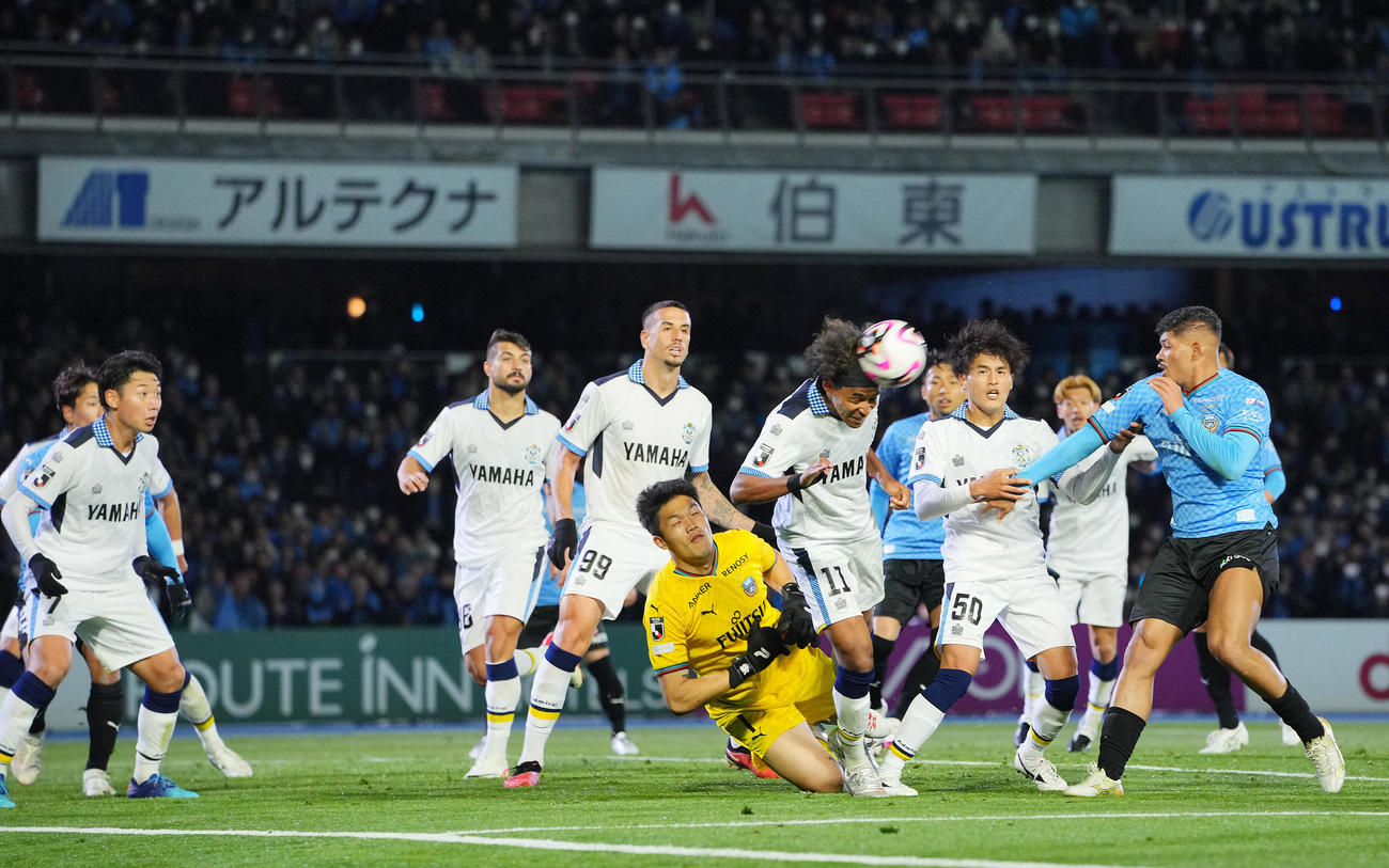 川崎F対磐田　後半、川崎Fの猛攻をしのぐジャーメイン（中央右）ら磐田の選手たち（撮影・垰建太）