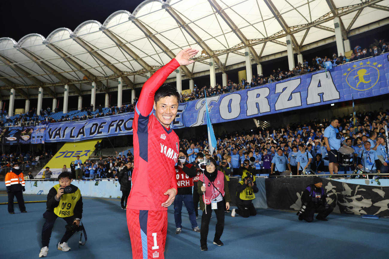 川崎F対磐田　試合後、古巣の川崎Fサポーターにあいさつする磐田GK川島（撮影・垰建太）