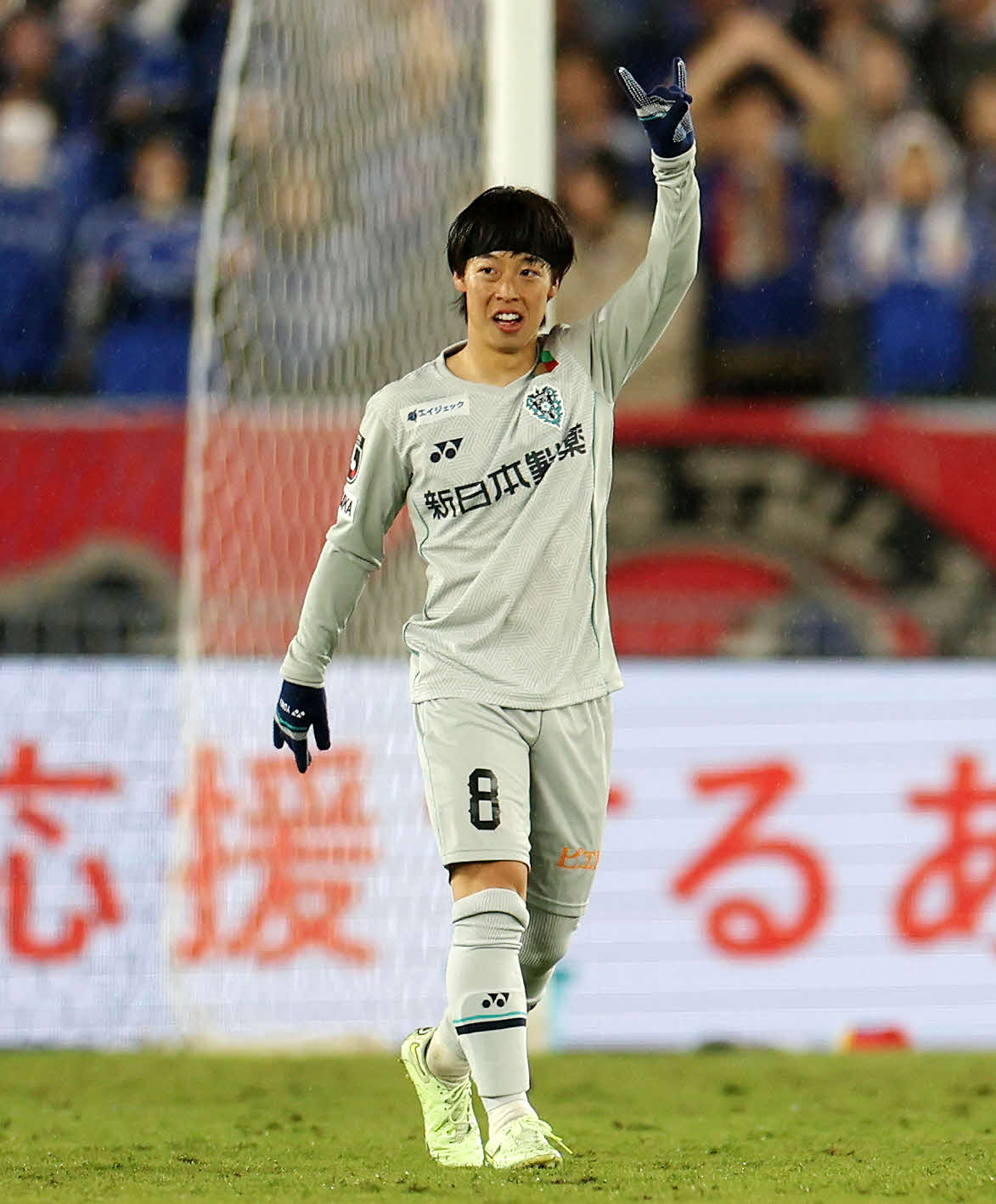 横浜対福岡　後半、ゴールを決め、ポーズを決める福岡紺野（撮影・宮地輝）