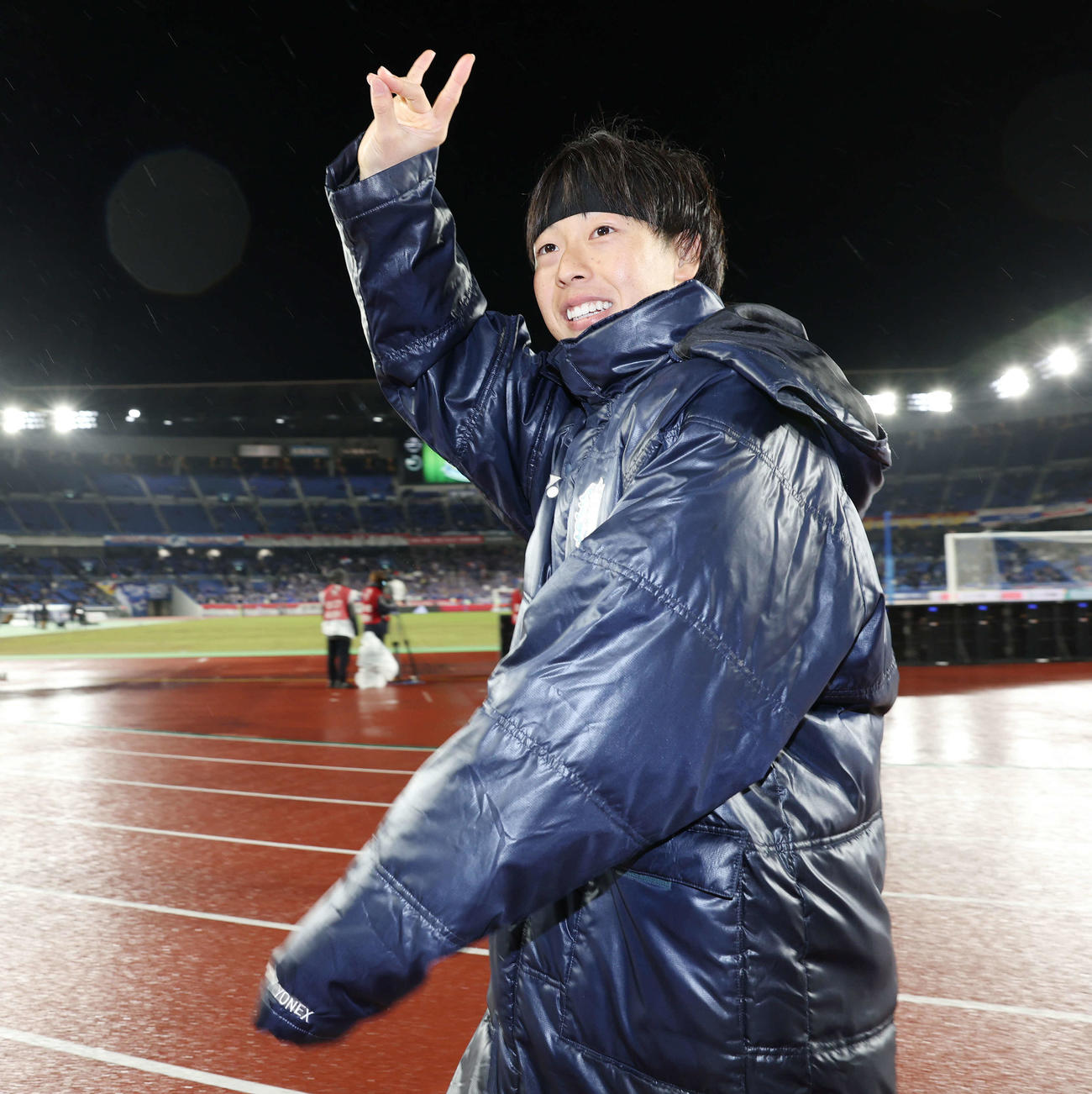 横浜対福岡　横浜に勝利し、決勝ゴールを決めた福岡紺野は笑顔でサポーターにポーズを決める（撮影・宮地輝）