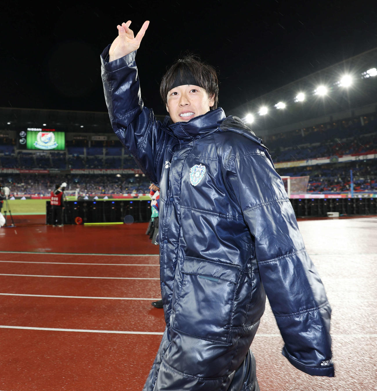 横浜対福岡　横浜に勝利し、決勝ゴールを決めた福岡紺野は笑顔でサポーターにポーズを決める（撮影・宮地輝）
