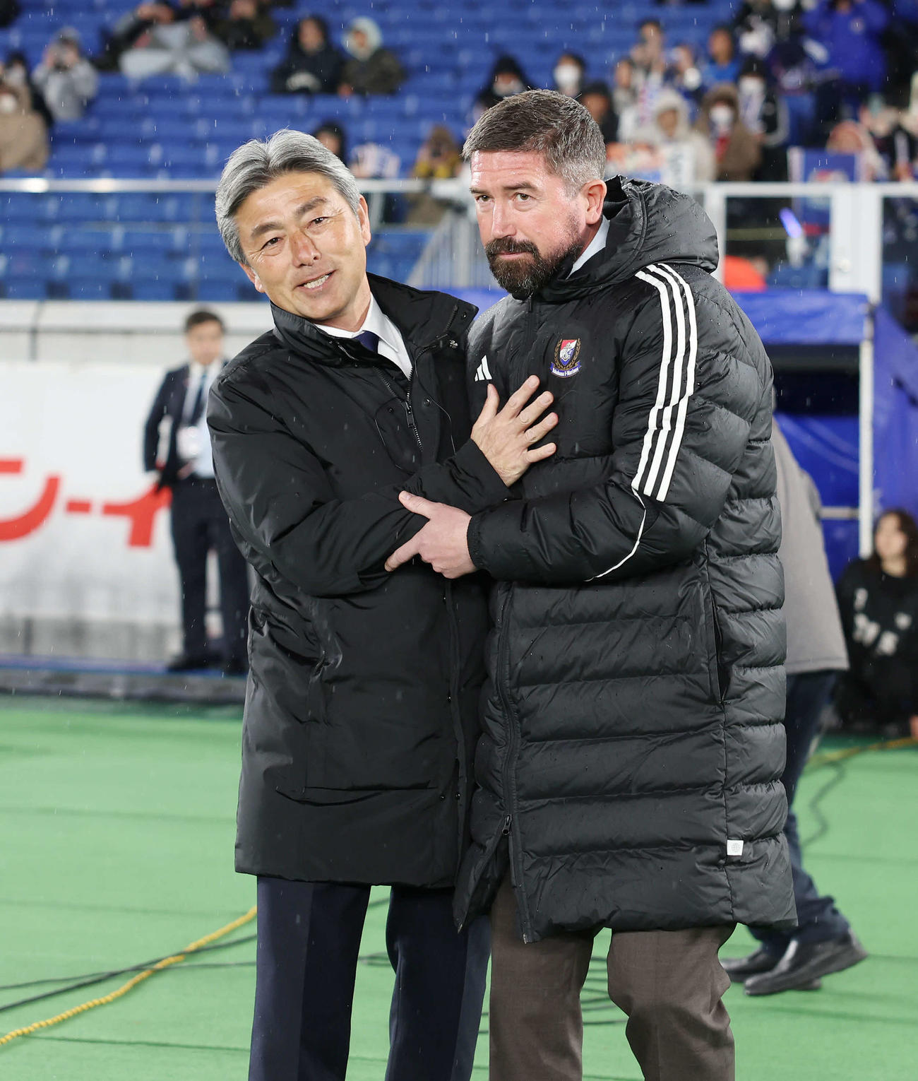 横浜対福岡　試合前、あいさつを交わす福岡長谷部監督（左）と横浜キューウェル監督（撮影・宮地輝）