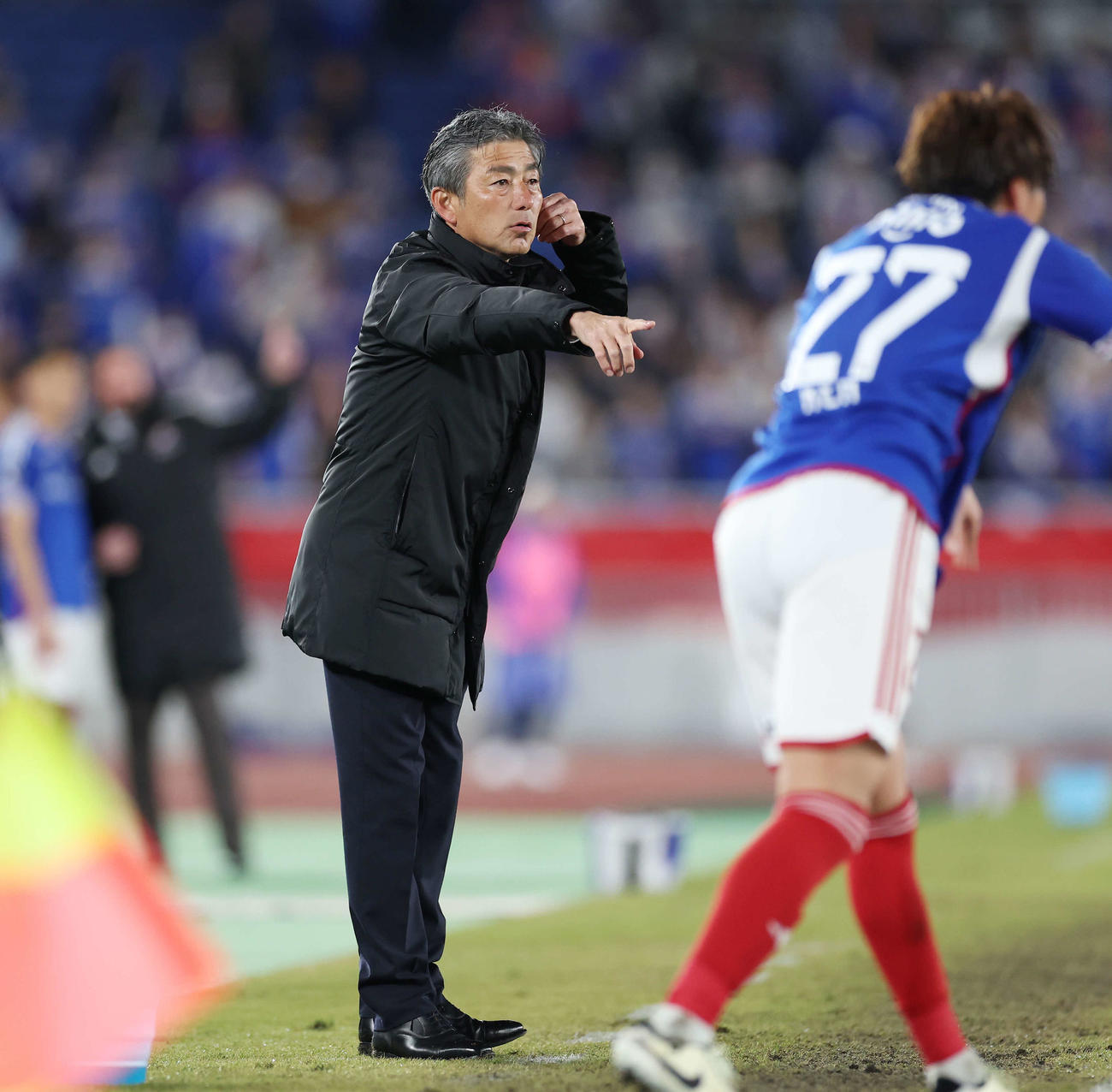 横浜対福岡　後半、指示を出す福岡長谷部監督（撮影・宮地輝）
