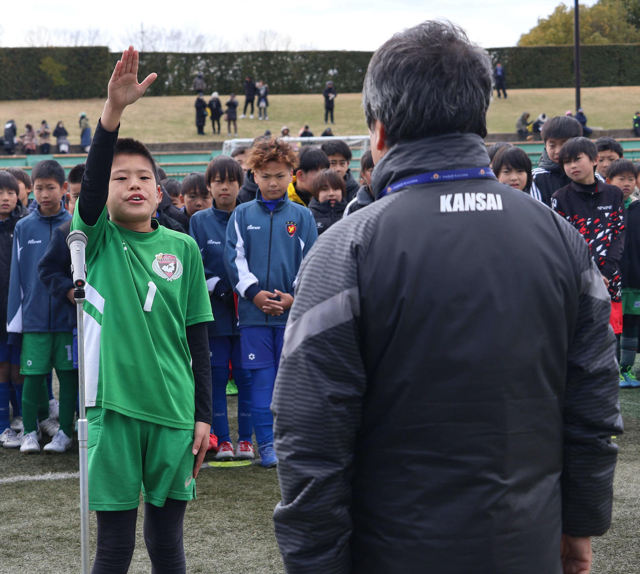 開会式で選手宣誓する舞鶴南の村中結和（ゆうわ）キャプテン（左）