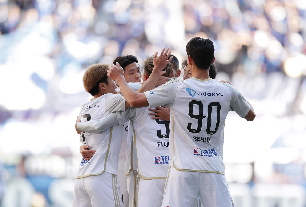 名古屋対町田　前半、藤尾（中央）が先制ゴールを決め喜ぶ町田の選手たち（撮影・前田充）