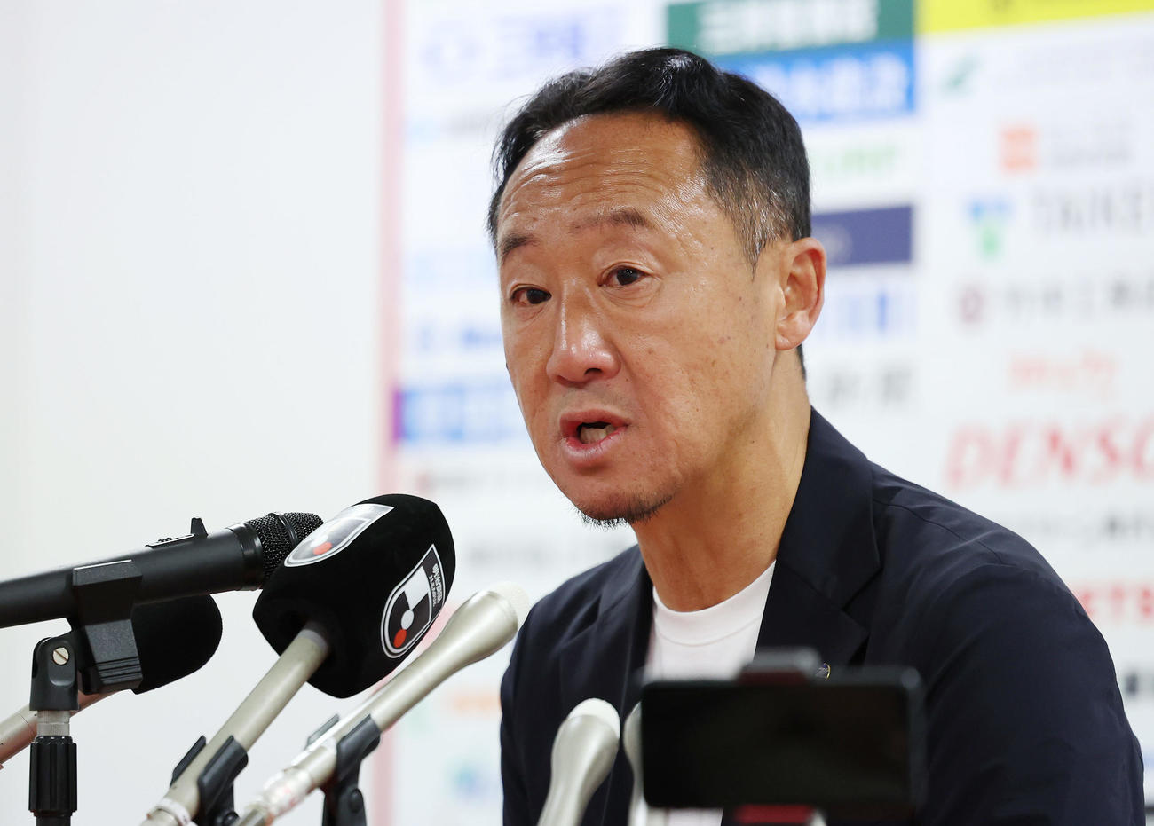 名古屋対町田　名古屋を破りJ1初勝利を果たし、試合後の会見に臨む町田黒田監督（撮影・前田充）