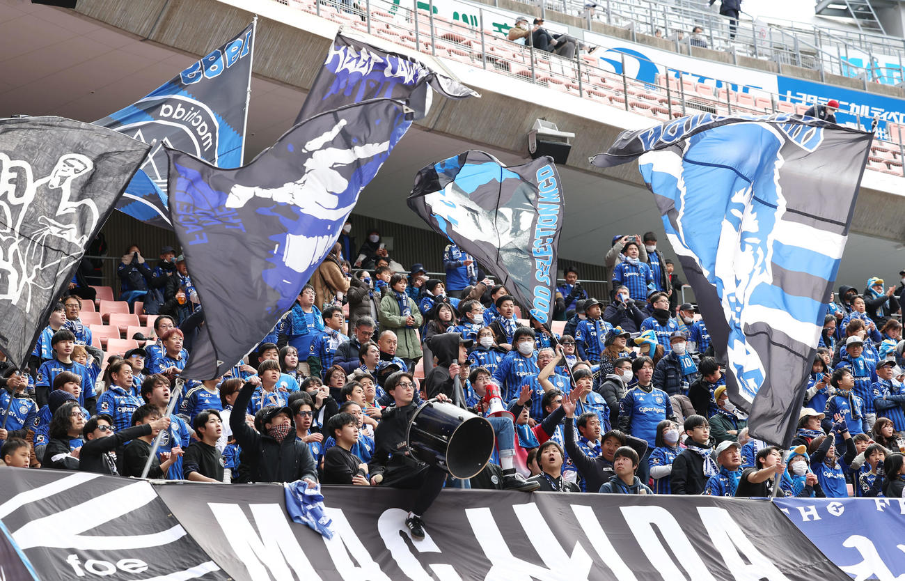 名古屋対町田　試合前、声援を送る町田サポーター（撮影・前田充）