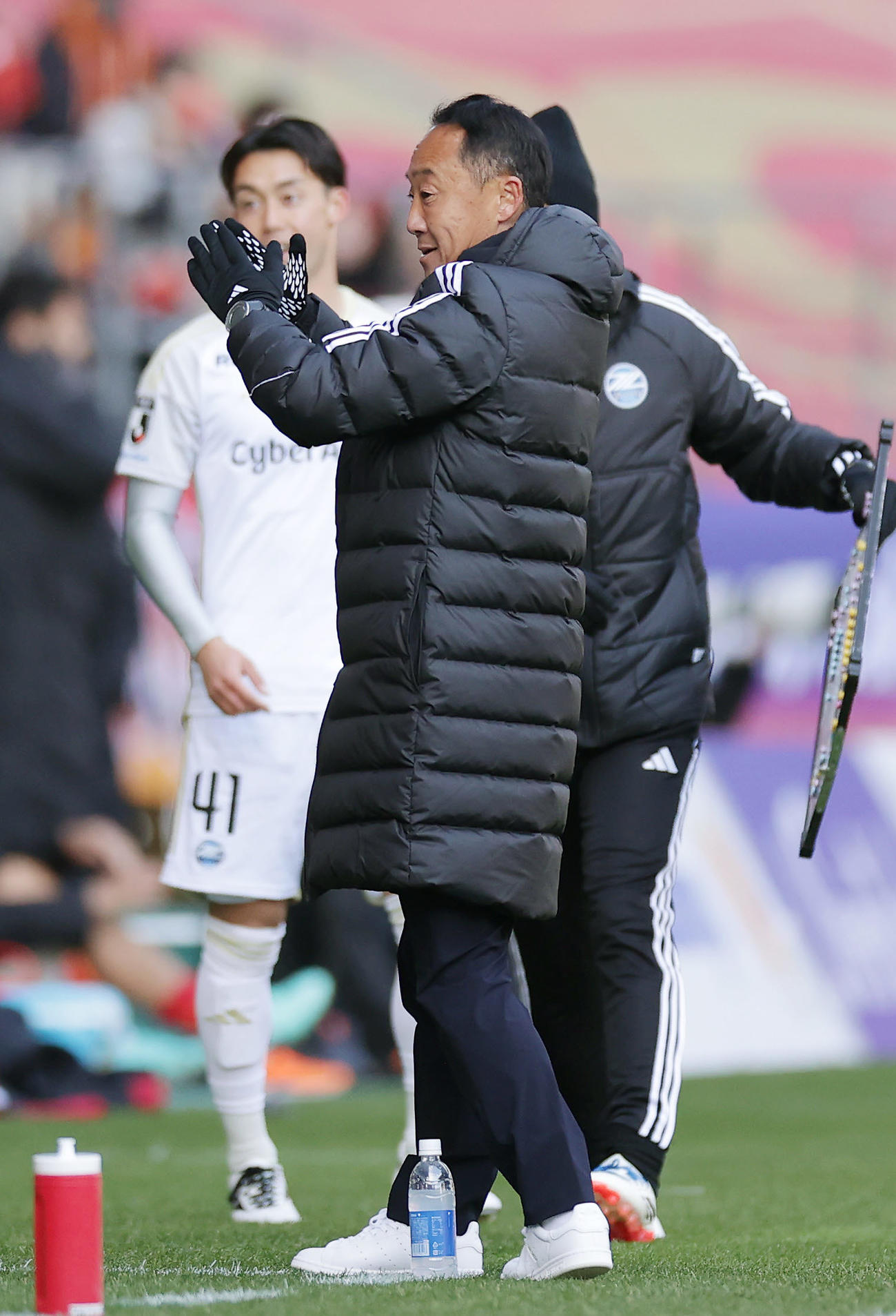 名古屋対町田　名古屋を破りJ1初勝利を果たし、拍手で喜ぶ町田黒田監督（撮影・前田充）