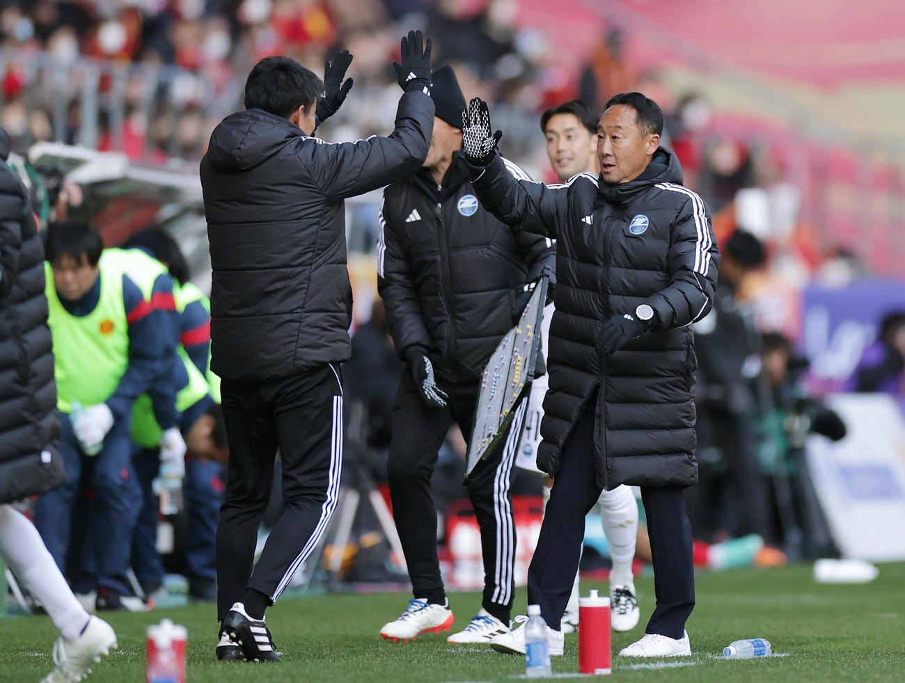 名古屋対町田　名古屋を破りJ1初勝利を果たし、コーチらとタッチを交わして喜ぶ町田黒田監督（右）（撮影・前田充）