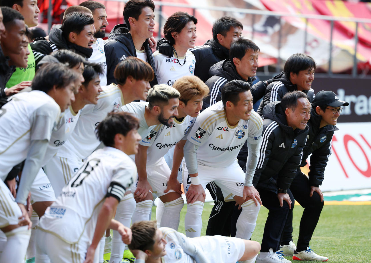 名古屋対町田　名古屋を破りJ1初勝利を果たし、選手らと笑顔で記念写真に納まる町田黒田監督（前列右から2人目）（撮影・前田充）